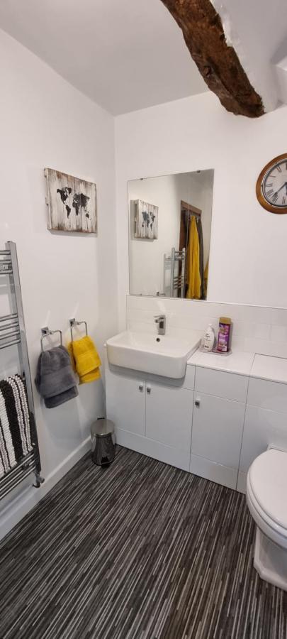 Modern And Spacious 2 Bedroom Apartment With Free Parking Glyn Ceiriog Ngoại thất bức ảnh