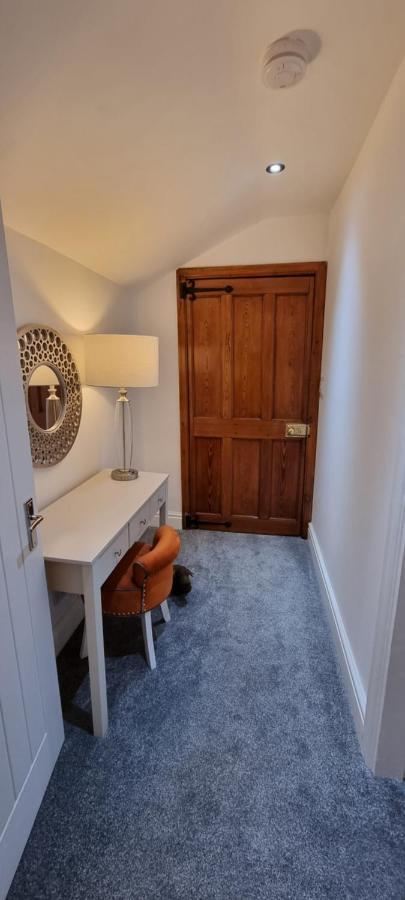 Modern And Spacious 2 Bedroom Apartment With Free Parking Glyn Ceiriog Ngoại thất bức ảnh