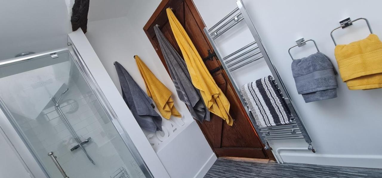 Modern And Spacious 2 Bedroom Apartment With Free Parking Glyn Ceiriog Ngoại thất bức ảnh
