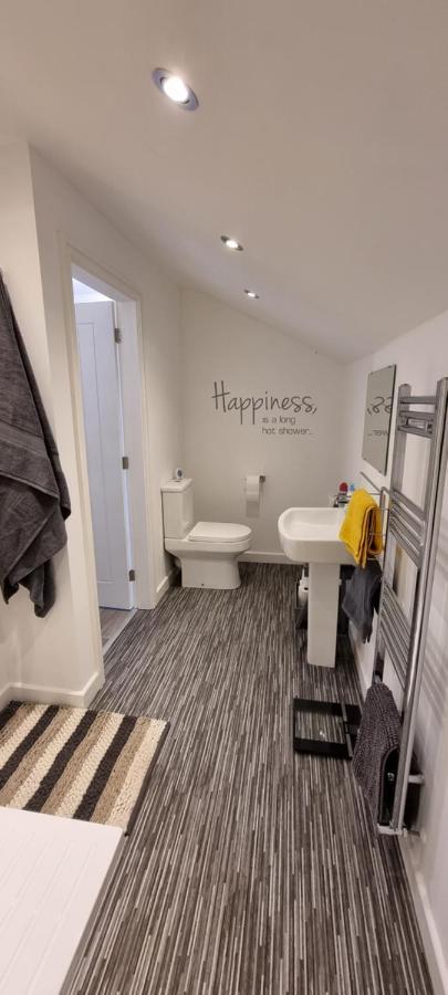 Modern And Spacious 2 Bedroom Apartment With Free Parking Glyn Ceiriog Ngoại thất bức ảnh