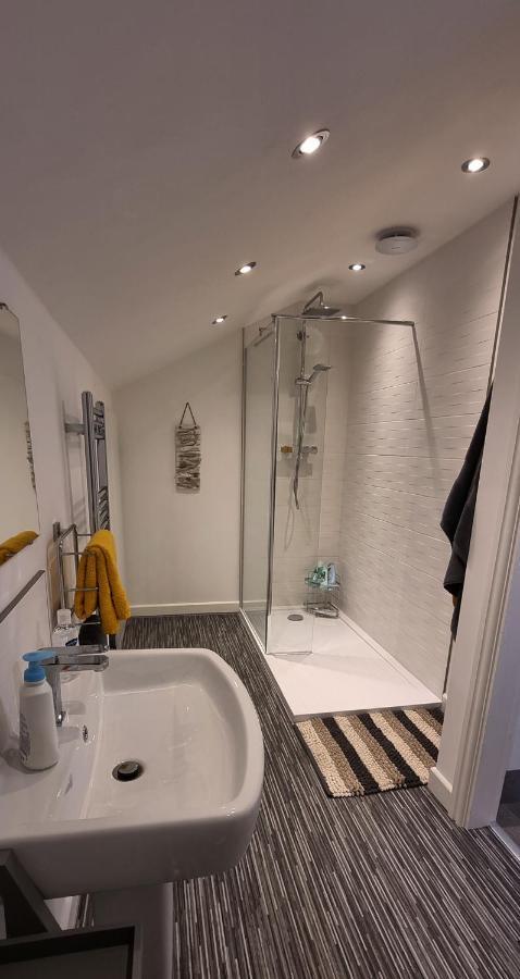 Modern And Spacious 2 Bedroom Apartment With Free Parking Glyn Ceiriog Ngoại thất bức ảnh
