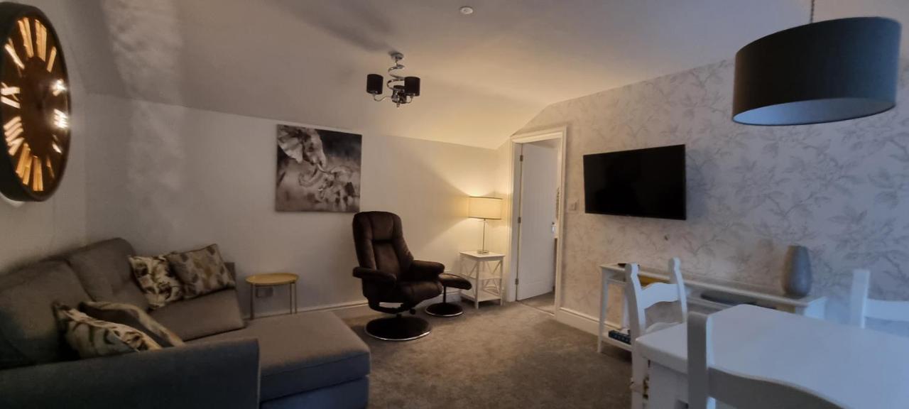 Modern And Spacious 2 Bedroom Apartment With Free Parking Glyn Ceiriog Ngoại thất bức ảnh