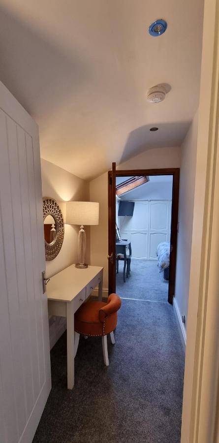 Modern And Spacious 2 Bedroom Apartment With Free Parking Glyn Ceiriog Ngoại thất bức ảnh